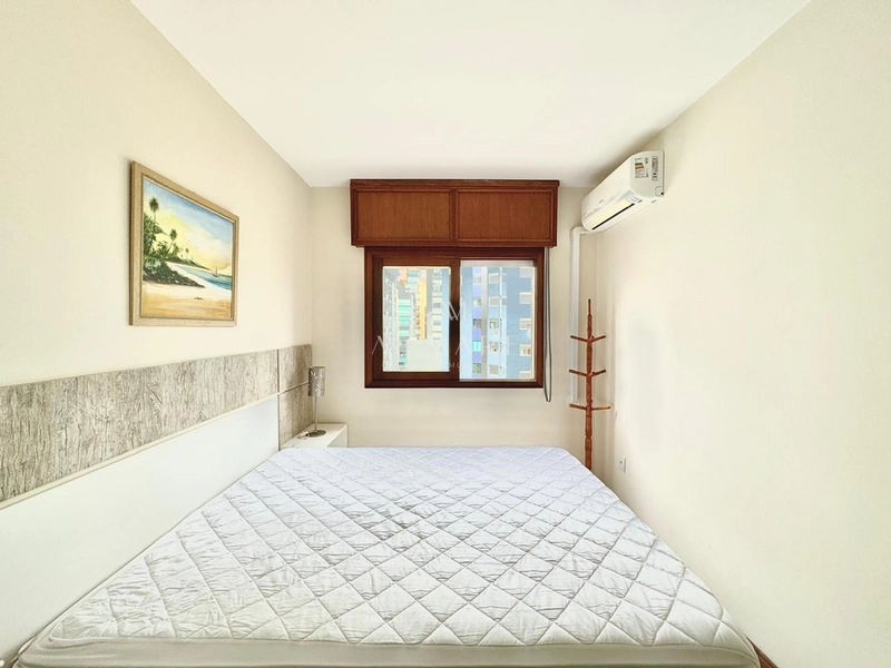 apartamento apenas uma quadra do mar com sacada mobiliado : 20ª foto da galeria de imagens do imóvel