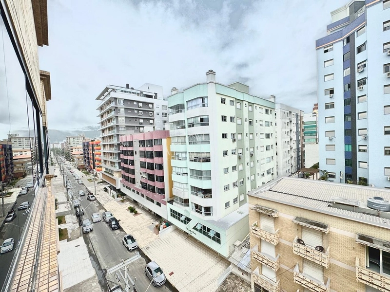 apartamento apenas uma quadra do mar com sacada mobiliado : 10ª foto da galeria de imagens do imóvel