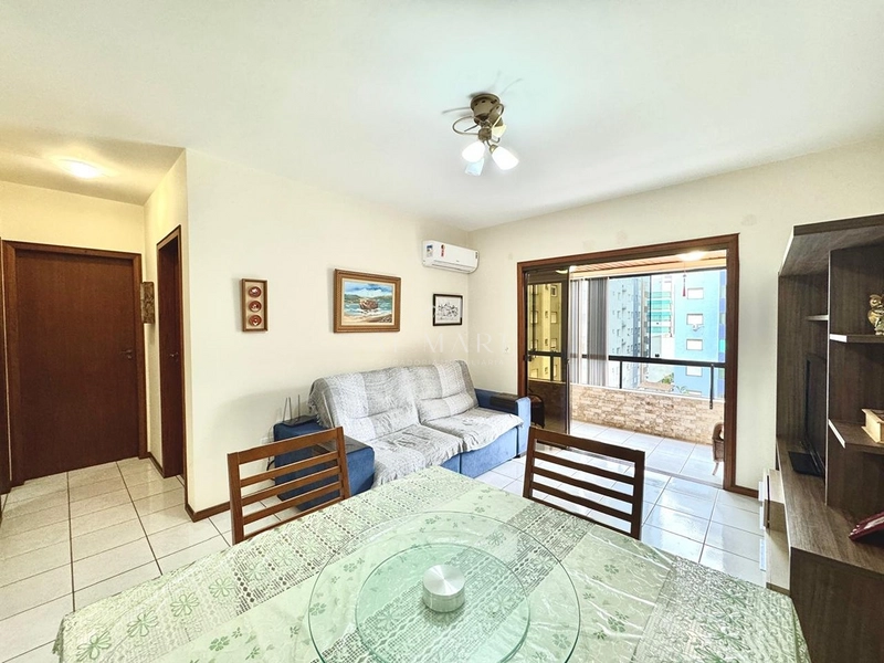 apartamento apenas uma quadra do mar com sacada mobiliado : 4ª foto da galeria de imagens do imóvel