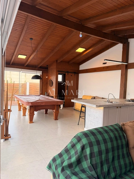 Casa Bairro com cinco dormitórios, mobiliada e com três vagas de garagem: 2ª foto da galeria de imagens do imóvel