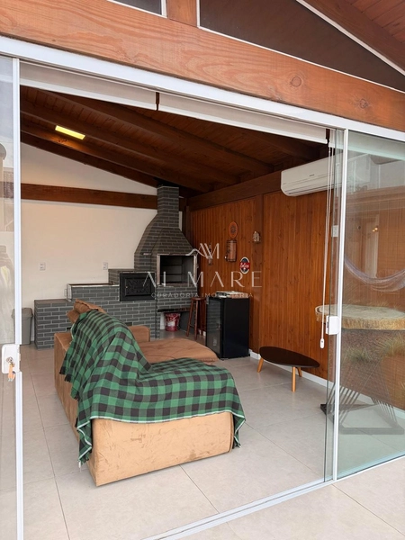 Casa Bairro com cinco dormitórios, mobiliada e com três vagas de garagem: 4ª foto da galeria de imagens do imóvel
