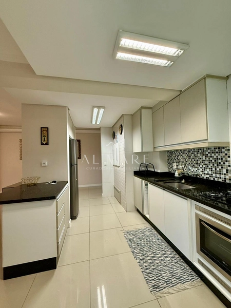 Apartamento gigantesco com três dormitórios e duas vagas de garagem e terraço coberto: 17ª foto da galeria de imagens do imóvel
