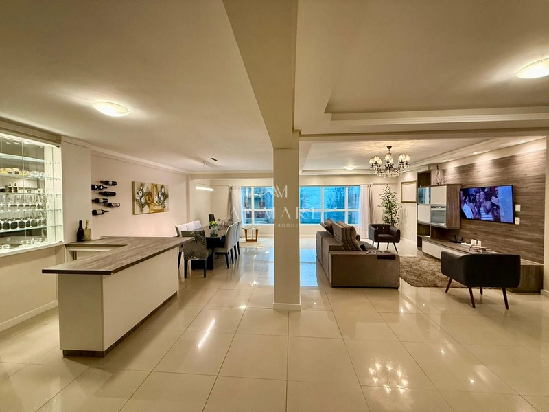 Apartamento gigantesco com três dormitórios e duas vagas de garagem e terraço coberto: 36ª foto da galeria de imagens do imóvel