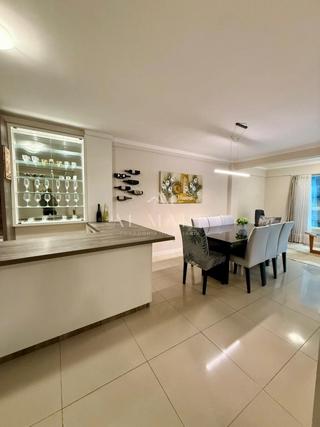 Apartamento gigantesco com três dormitórios e duas vagas de garagem e terraço coberto: 35ª foto da galeria de imagens do imóvel