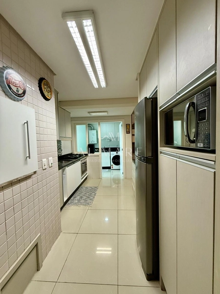 Apartamento gigantesco com três dormitórios e duas vagas de garagem e terraço coberto: 10ª foto da galeria de imagens do imóvel
