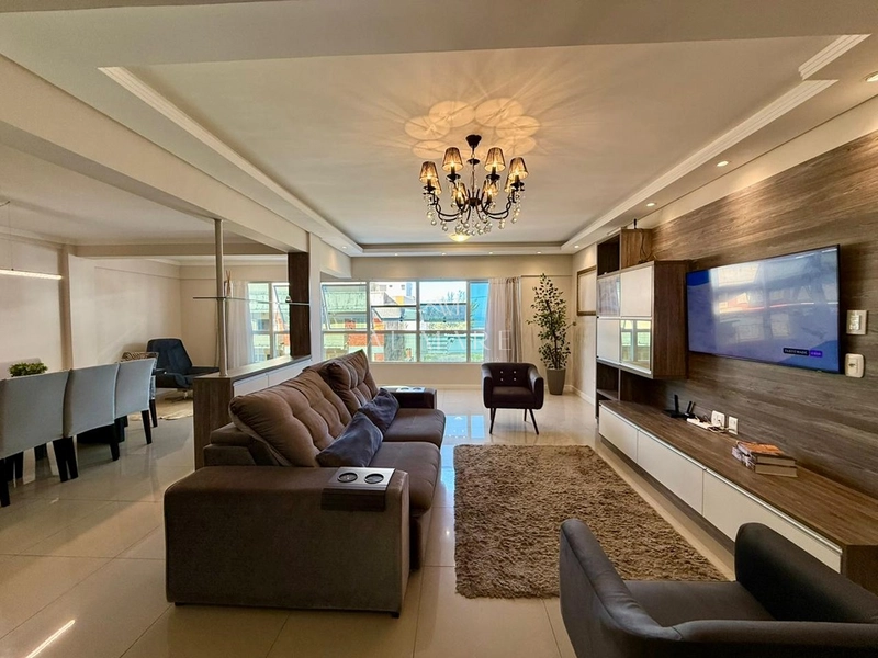 Apartamento gigantesco com três dormitórios e duas vagas de garagem e terraço coberto: 8ª foto da galeria de imagens do imóvel