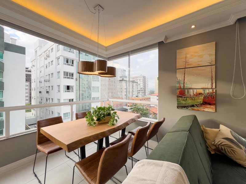 apartamento de três dormitórios e uma suíte, decorado e mobiliado com vaga de garagem: 3ª foto da galeria de imagens do imóvel