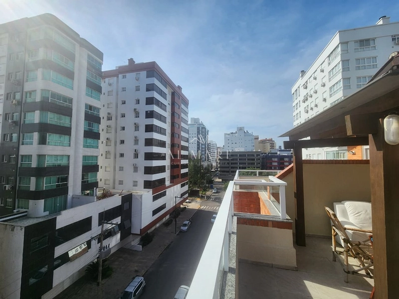 Duplex com dois dormitórios sendo um quarto com sacada e vaga de garagem: 2ª foto da galeria de imagens do imóvel