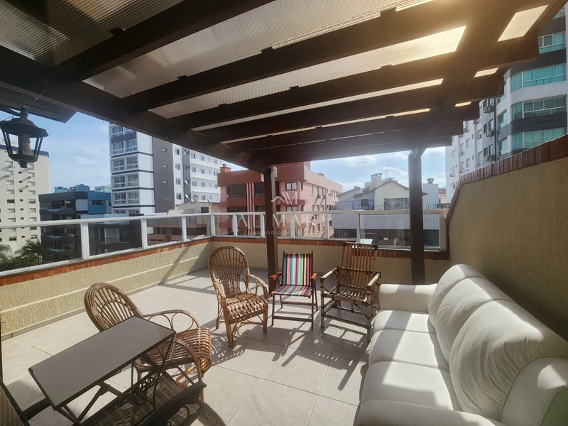 Duplex com dois dormitórios sendo um quarto com sacada e vaga de garagem: 1ª foto da galeria de imagens do imóvel