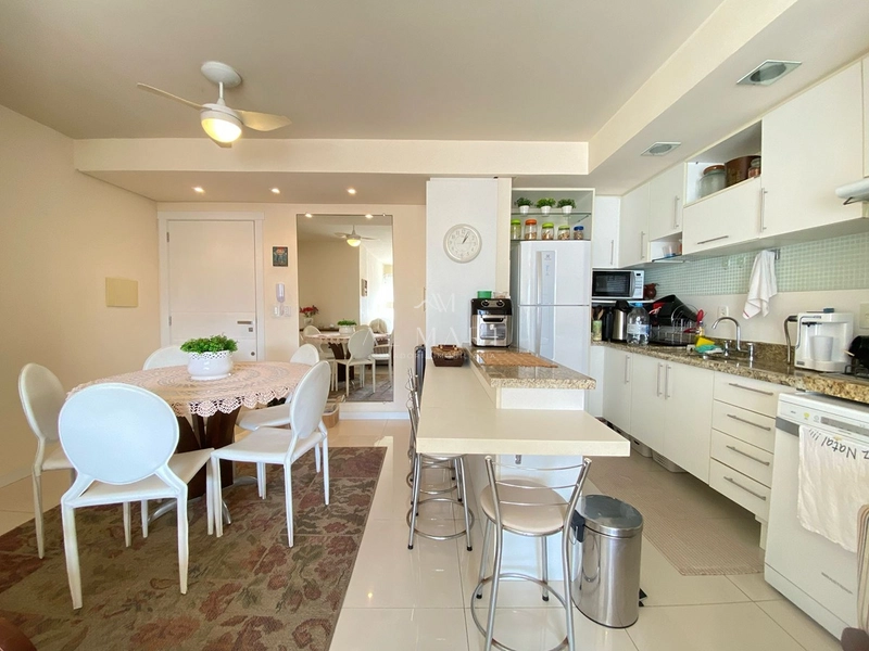 Apartamento com vista para o mar na avenida: 1ª foto da galeria de imagens do imóvel