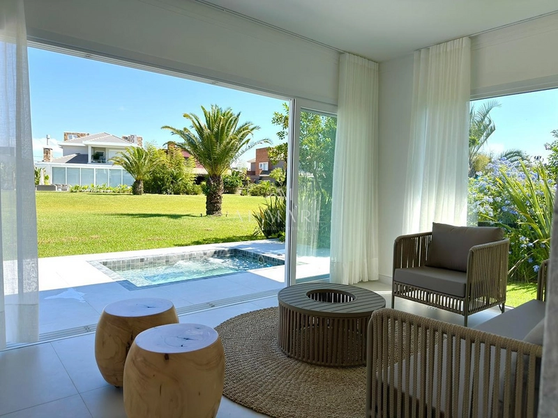 Casa com piscina: 13ª foto da galeria de imagens do imóvel