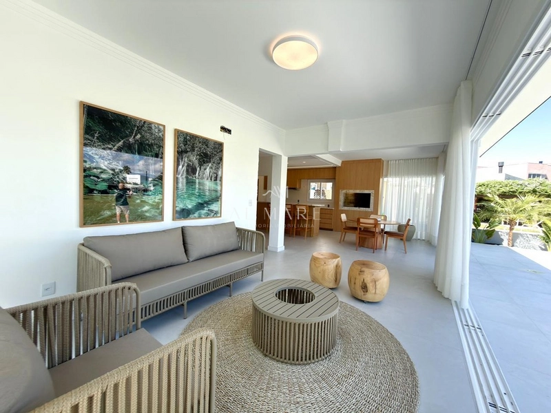 Casa com piscina: 3ª foto da galeria de imagens do imóvel