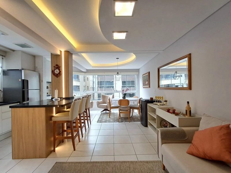 Apartamento de três dormitorios com uma suíte a cinquenta metros da praia mobiliado e decorado : 1ª foto da galeria de imagens do imóvel