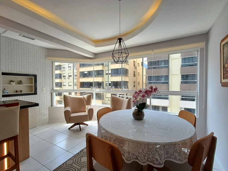 Apartamento de três dormitorios com uma suíte a cinquenta metros da praia mobiliado e decorado : 5ª foto da galeria de imagens do imóvel