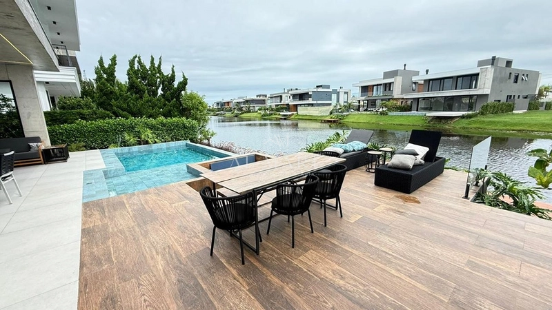 Mansão beira lago: 17ª foto da galeria de imagens do imóvel