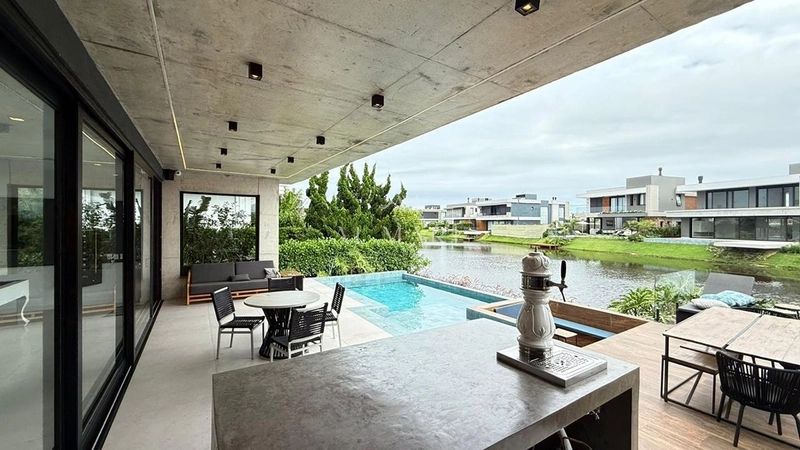 Mansão beira lago: 2ª foto da galeria de imagens do imóvel