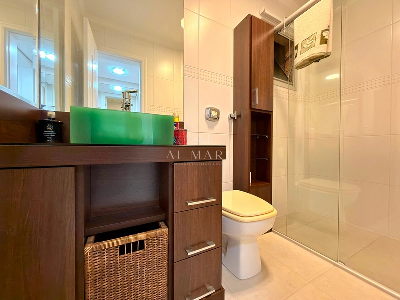 apartamento beira mar com quadro dormitórios sendo um suíte e quatro vagas de garagem : 23ª foto da galeria de imagens do imóvel