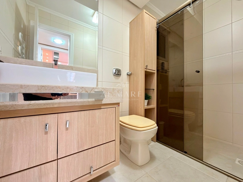 apartamento beira mar com quadro dormitórios sendo um suíte e quatro vagas de garagem : 24ª foto da galeria de imagens do imóvel