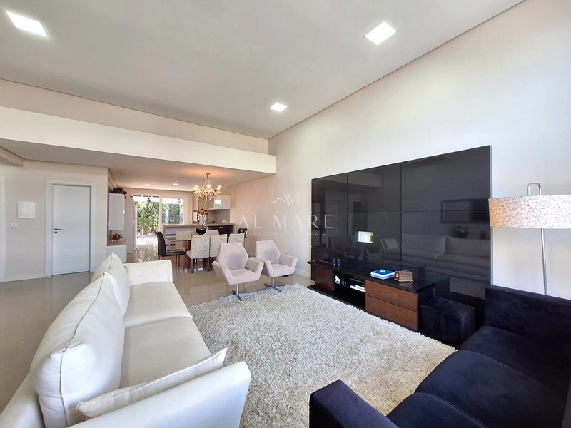 Casa em condomínio com três suítes : 1ª foto da galeria de imagens do imóvel