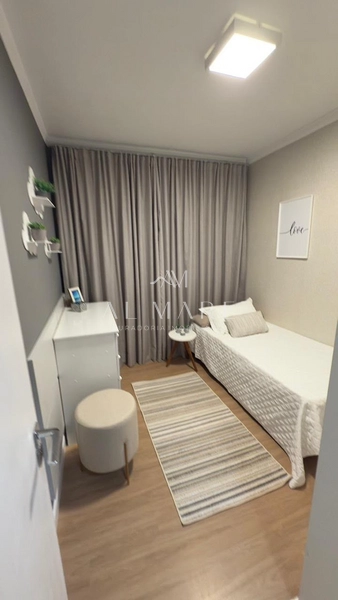 Apartamento de frente com três dormitórios sendo um suíte com automação nas cortinas e vaga de garagem : 8ª foto da galeria de imagens do imóvel