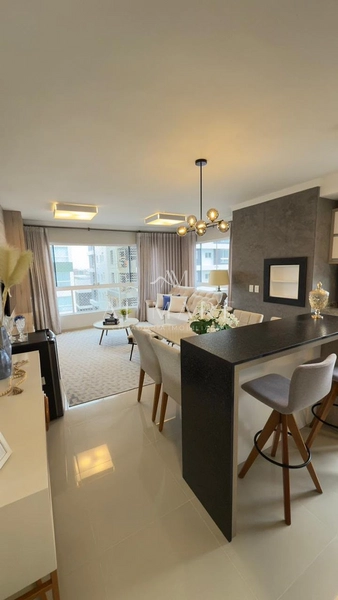 Apartamento de frente com três dormitórios sendo um suíte com automação nas cortinas e vaga de garagem : 3ª foto da galeria de imagens do imóvel