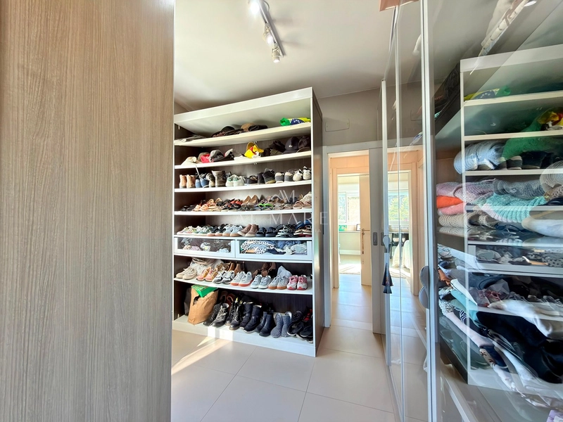Casa em condomínio com quadro suítes, sendo uma master com closet: 28ª foto da galeria de imagens do imóvel