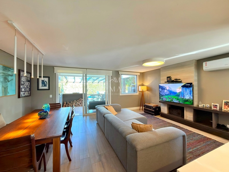 Casa em condomínio com quadro suítes, sendo uma master com closet: 1ª foto da galeria de imagens do imóvel
