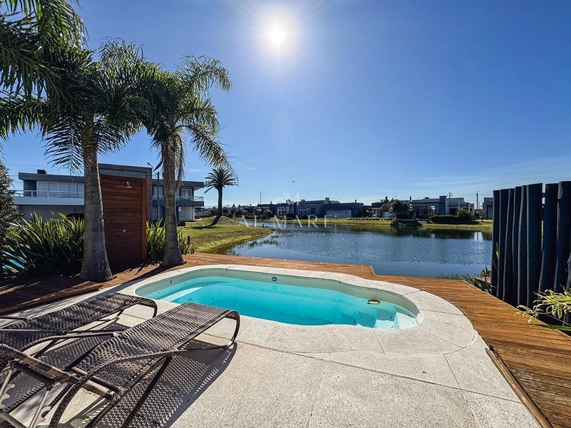 Casa em condominio a beira lago : 16ª foto da galeria de imagens do imóvel
