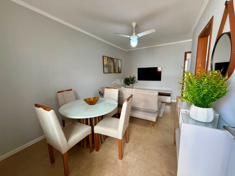 Apartamento mobiliado e decorado com um dormitório na avenida principal do litoral : 2ª foto da galeria de imagens do imóvel