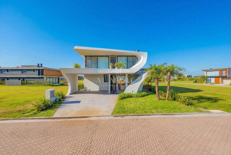 Casa com arquitetura futuristica: 27ª foto da galeria de imagens do imóvel