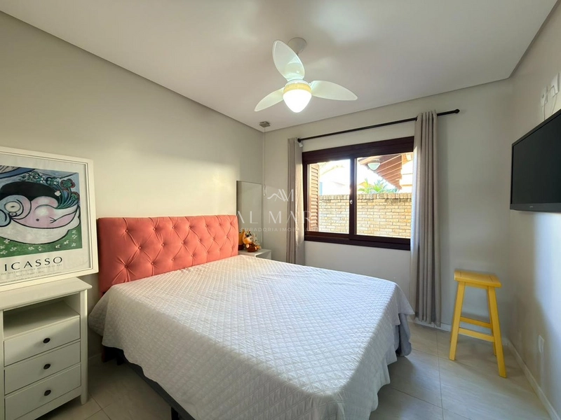 Casa duas quadras do mar com três quartos sendo duas suítes e piscina e jardim gigantesco : 5ª foto da galeria de imagens do imóvel