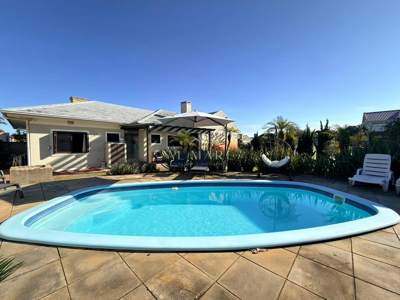 Casa duas quadras do mar com três quartos sendo duas suítes e piscina e jardim gigantesco : 1ª foto da galeria de imagens do imóvel