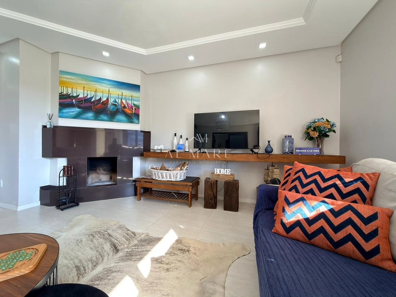 Casa duas quadras do mar com três quartos sendo duas suítes e piscina e jardim gigantesco : 2ª foto da galeria de imagens do imóvel