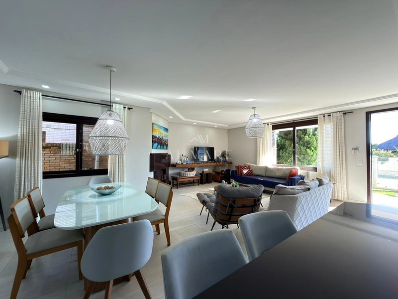 Casa duas quadras do mar com três quartos sendo duas suítes e piscina e jardim gigantesco : 4ª foto da galeria de imagens do imóvel