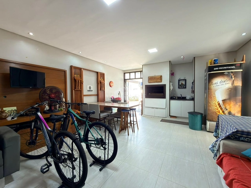 Casa duas quadras do mar com três quartos sendo duas suítes e piscina e jardim gigantesco : 22ª foto da galeria de imagens do imóvel