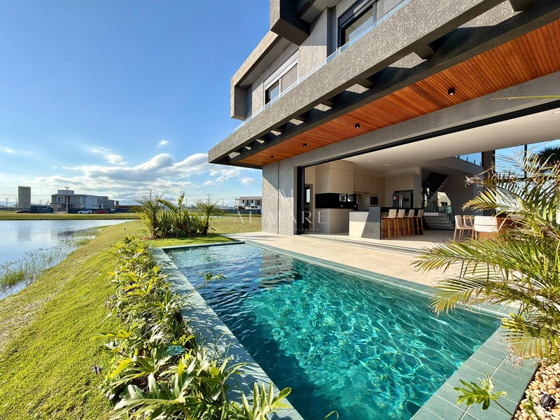 CASA BEIRA-LAGO À VENDA! 5 SUÍTES • PISCINA • FRENTE LESTE: 1ª foto da galeria de imagens do imóvel