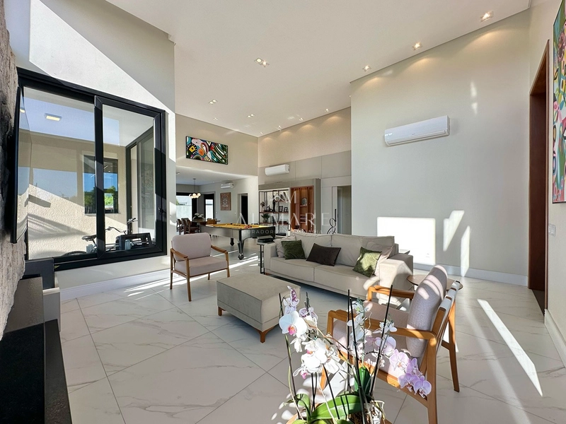 casa em condomínio com quadro suítes, piscina, automatização e sala de tv: 3ª foto da galeria de imagens do imóvel