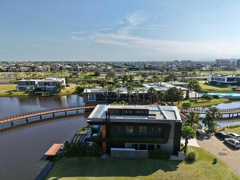 Casa de esquina beira de lago a venda: 28ª foto da galeria de imagens do imóvel