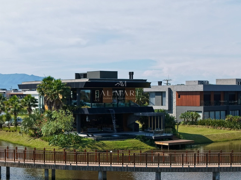 Casa de esquina beira de lago a venda: 1ª foto da galeria de imagens do imóvel