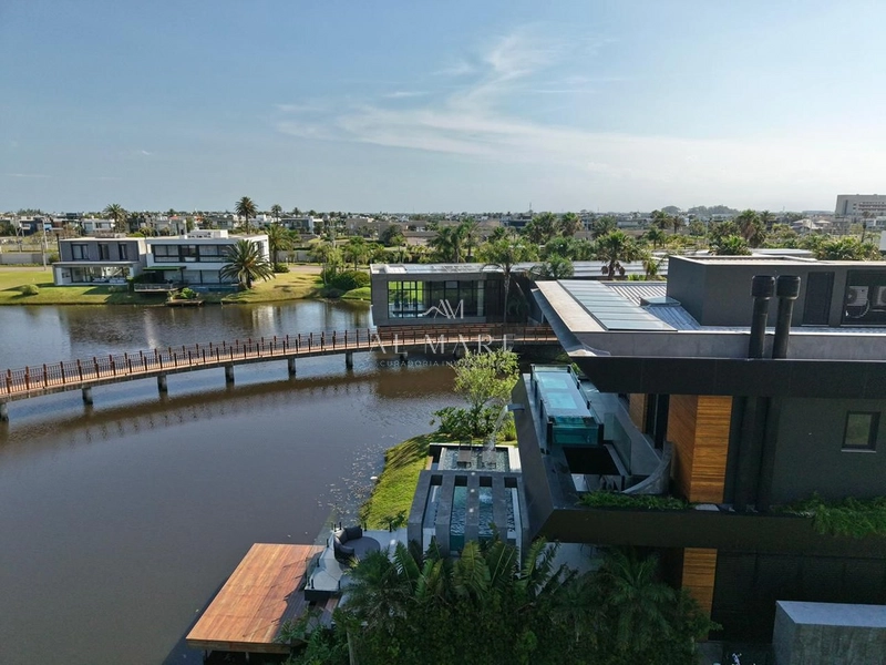 Casa de esquina beira de lago a venda: 10ª foto da galeria de imagens do imóvel