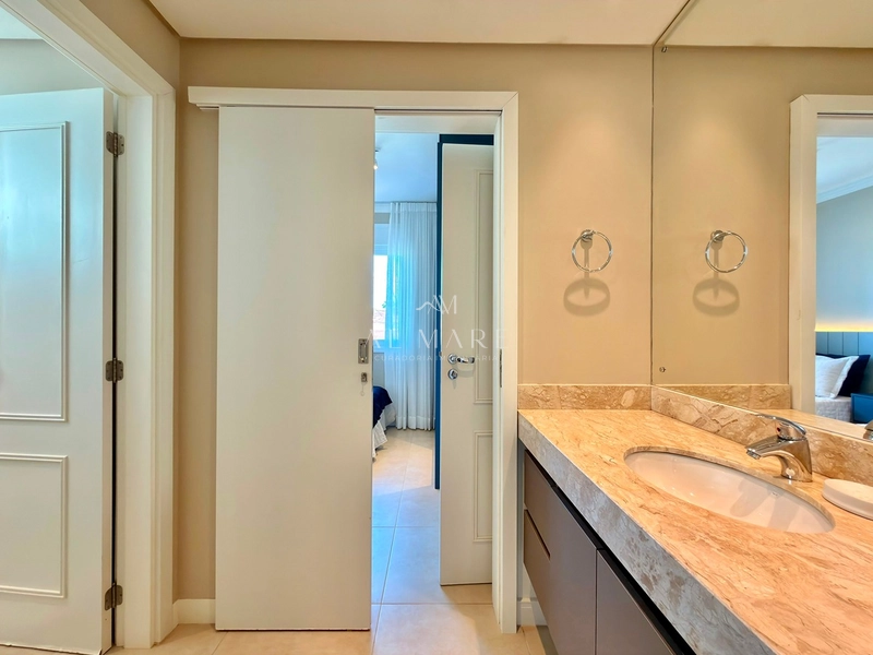 casa em Condomínio com quatro suítes, piso aquecido e fogo de chão: 25ª foto da galeria de imagens do imóvel