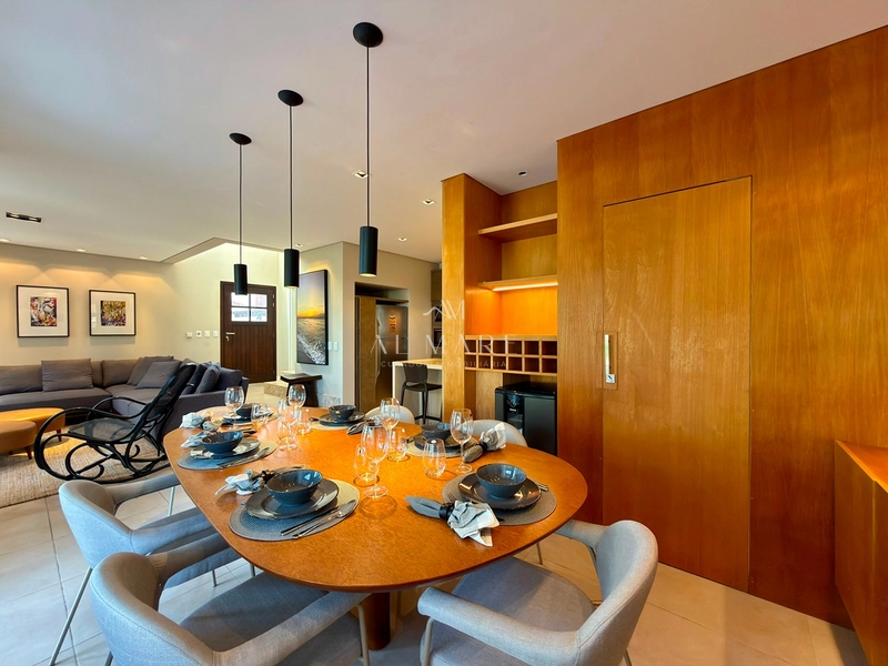 casa em Condomínio com quatro suítes, piso aquecido e fogo de chão: 13ª foto da galeria de imagens do imóvel