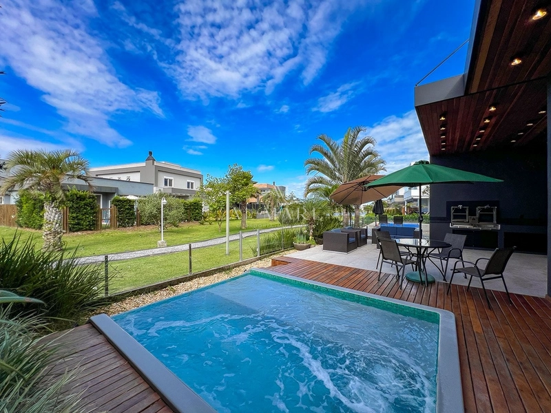 Casa terrea com lareira e piscina: 8ª foto da galeria de imagens do imóvel