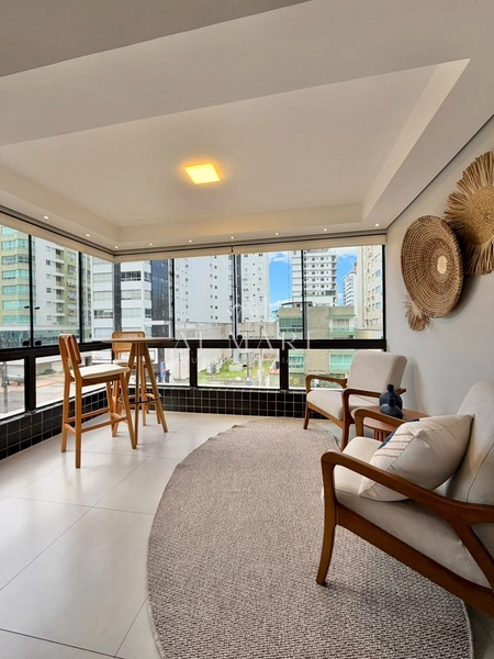 apartamento com sacada de frente mobiliado e decorado vista mar : 2ª foto da galeria de imagens do imóvel