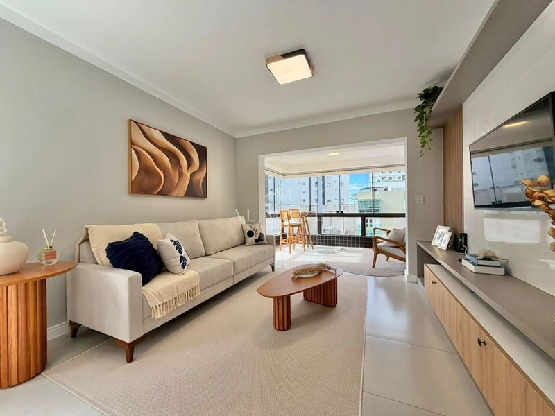 apartamento com sacada de frente mobiliado e decorado vista mar : 1ª foto da galeria de imagens do imóvel