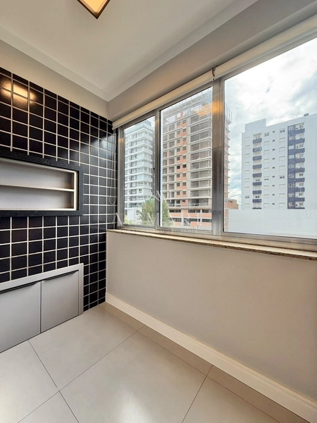 apartamento com sacada de frente mobiliado e decorado vista mar : 5ª foto da galeria de imagens do imóvel
