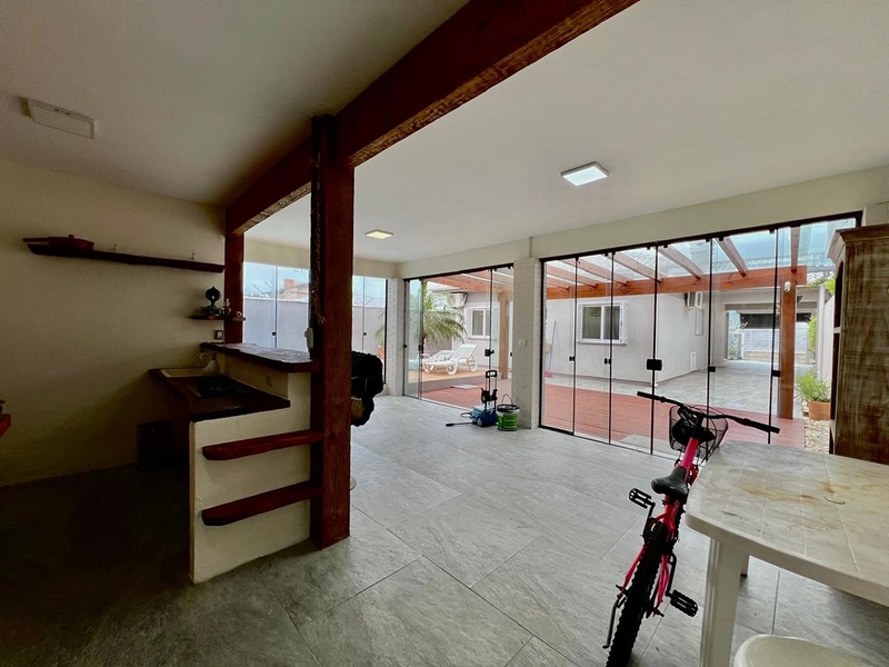 Casa térrea com 3 dormitórios sendo 2 suítes, piscina grande com espaço gourmet com forno de pizza, fogão de rabo e churrasqueira. : 6ª foto da galeria de imagens do imóvel