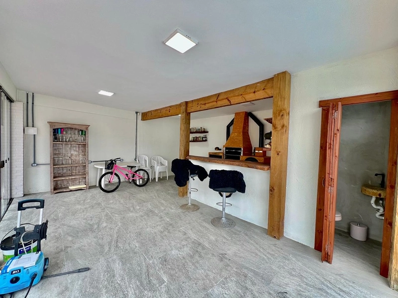 Casa térrea com 3 dormitórios sendo 2 suítes, piscina grande com espaço gourmet com forno de pizza, fogão de rabo e churrasqueira. : 5ª foto da galeria de imagens do imóvel