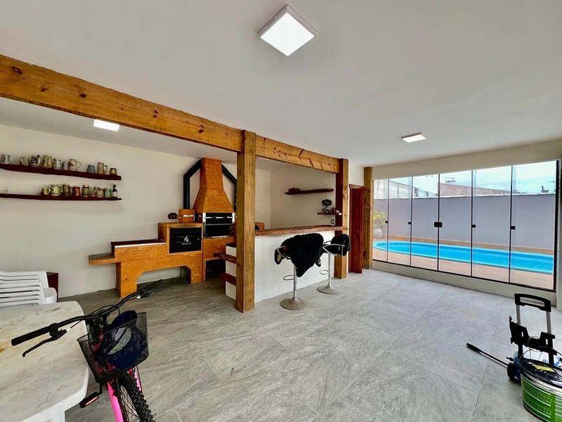 Casa térrea com 3 dormitórios sendo 2 suítes, piscina grande com espaço gourmet com forno de pizza, fogão de rabo e churrasqueira. : 3ª foto da galeria de imagens do imóvel