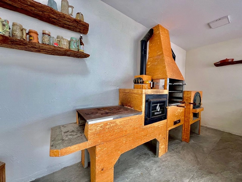 Casa térrea com 3 dormitórios sendo 2 suítes, piscina grande com espaço gourmet com forno de pizza, fogão de rabo e churrasqueira. : 4ª foto da galeria de imagens do imóvel